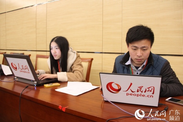 本网小编正在现场进行直播。