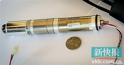 ■电机直径和硬币差不多,只有750克重。