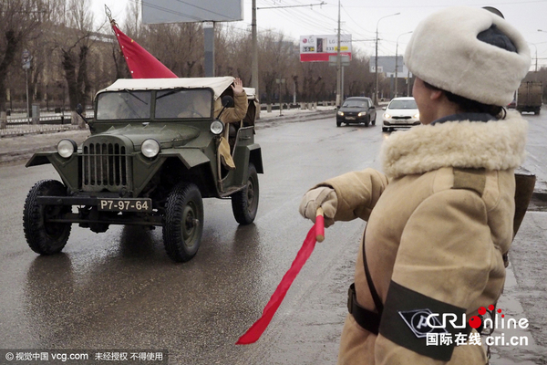 当地时间2016年2月1日,俄罗斯伏尔加格勒,女交警穿着二战时期的制服在街头执勤,纪念斯大林格勒战役胜利73周年。图片来源:视觉中国