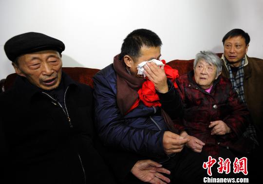陈满与父母、大哥一起。 安源 摄