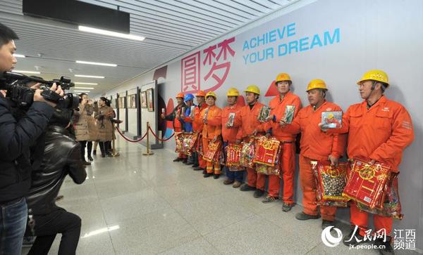 南昌举办农民工地铁建设瓷板画纪实展
