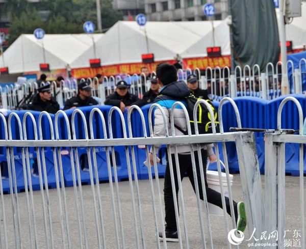 奔跑，为的是早点回家。林龙勇 摄