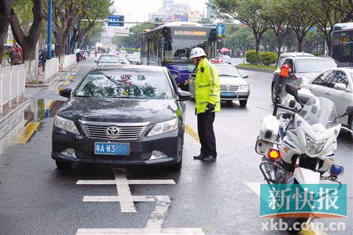 广州交警正在执法。通讯员供图