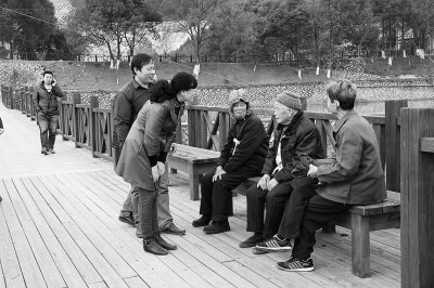 吴晓玲（右四）在虬江街道柱源村调研美丽乡村建设。