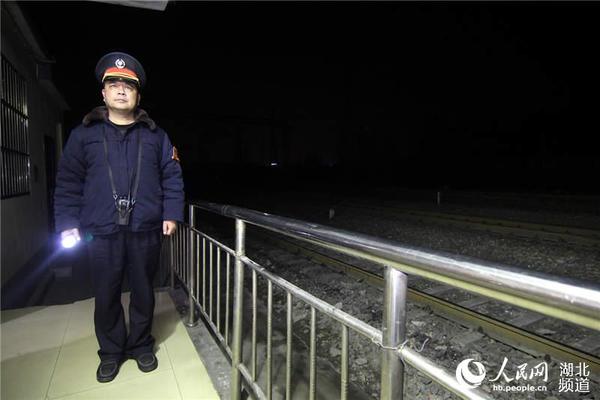 车站助理值班员孟建伟目送刚通过的列车。（刘军民 摄）