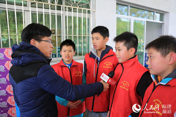 龙岩6名小学生社会实践做铁骑返乡志愿者:帮助