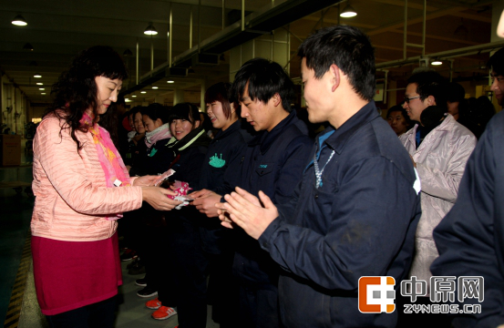 郑州开展关爱务工人员活动 走或不走都能感受