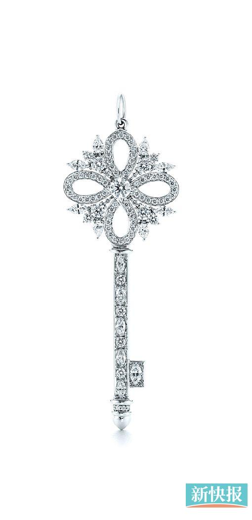 Tiffany Victoria系列 铂金镶钻钥匙吊坠    精致的鸢尾花造型清雅,将钻石镶嵌于方寸铂金钥匙间,开启她怦然心动的一刻。