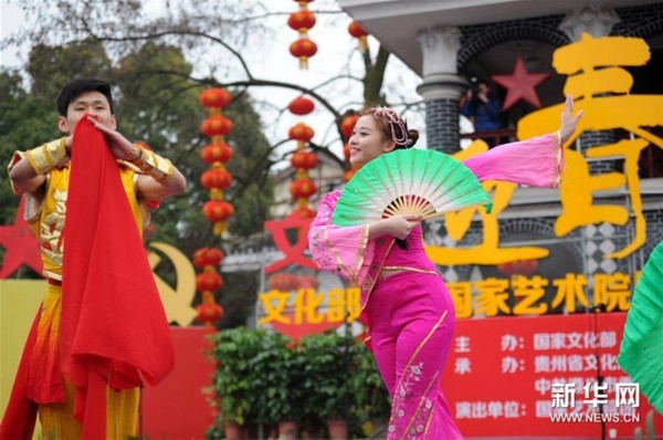 2月2日,东方演艺集团的演员在表演舞蹈《火红的秧歌》。