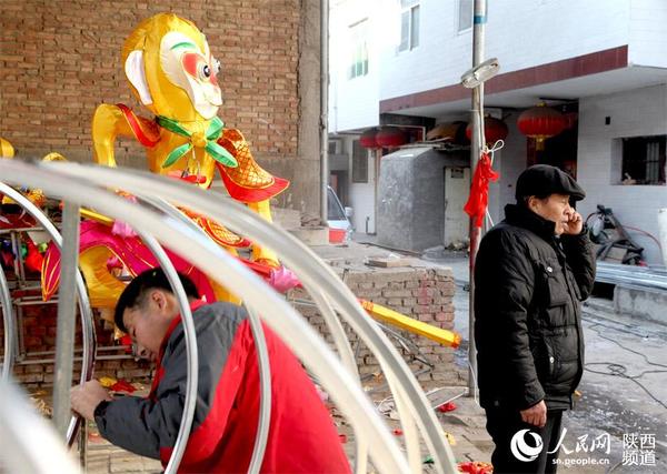 到年底订单多时，呼延振元的女儿、女婿都来帮忙。如今，大女婿从呼延振元那里学到焊接灯架的技术，家里做灯灯架都由他来焊接，呼延振元在一旁边指导边联系订单。杜旭涛 摄