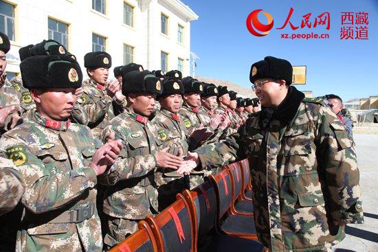 总队司令员宋宝善与日土中队官兵一一握手。摄影 吕志峰