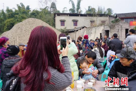 四川内江经开区四合镇沱江村，村民用手机拍下团年饭。　郭飞　摄
