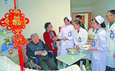 热饺子送进病房 医院过年也温暖|护士|病房