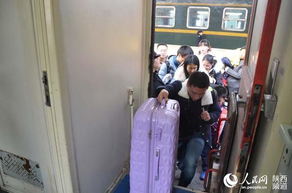 16时41分，迎来第一批登车旅客