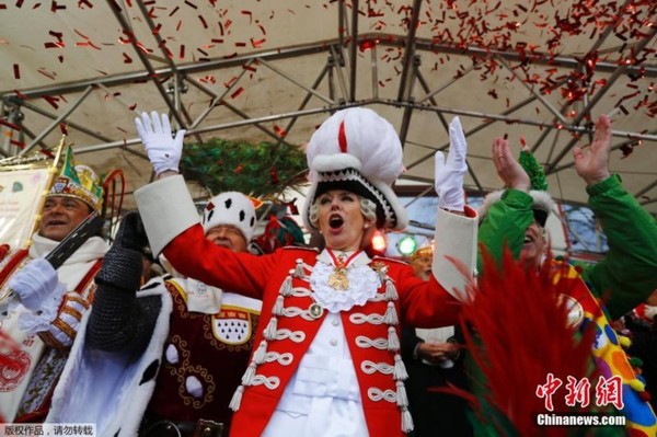 当地时间2月4日，“女性狂欢节”在德国科隆举行。据悉，这一活动标志着狂欢季的开始。