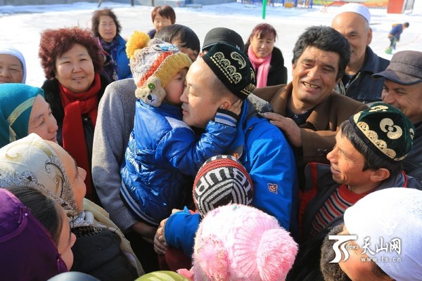 村民得知“访惠聚”工作组干部要离开了，前来道别。