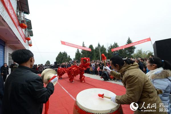 村民春节联欢会现场，狮子舞起来，锣鼓敲起来。（何嗣猛 摄）