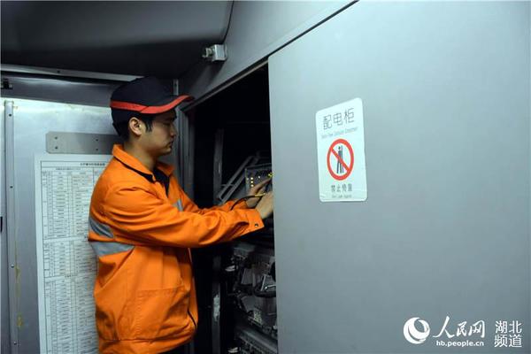 武汉铁路局武汉电务段职工正在查看电器柜内各设备、线路状况。