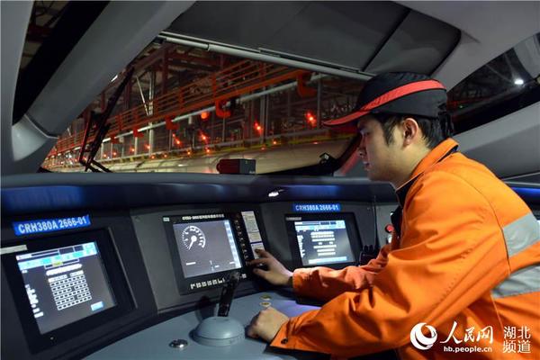 武汉铁路局武汉电务段职工正在查看动车组软件系统。