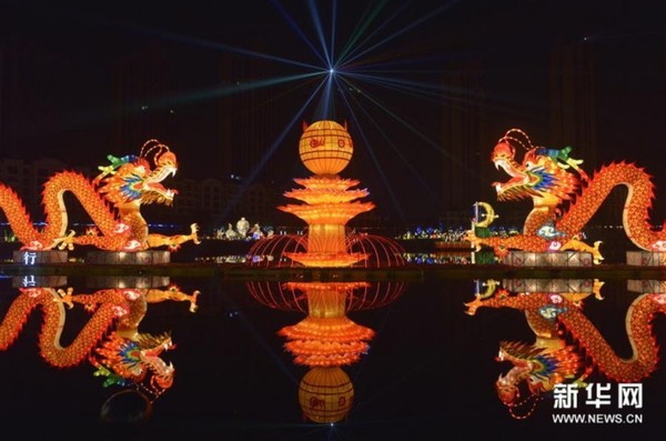这是在2016首届“南昌之光”超级艺术灯会现场展出的大型彩灯（2月4日摄）。