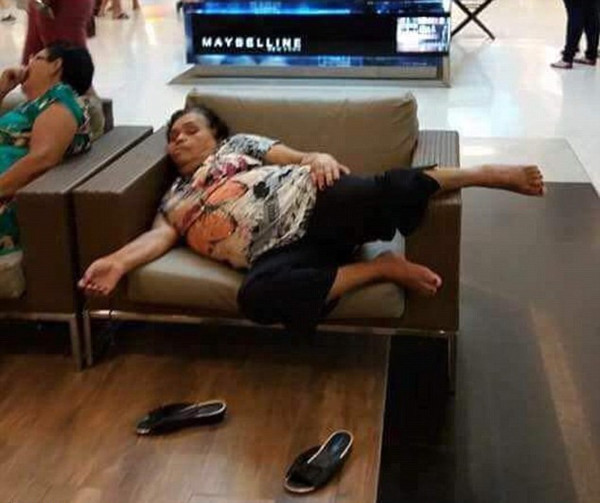 一位大妈在商场里睡觉的销魂姿势，话说睡成这样不PS你PS谁？（网页截图）