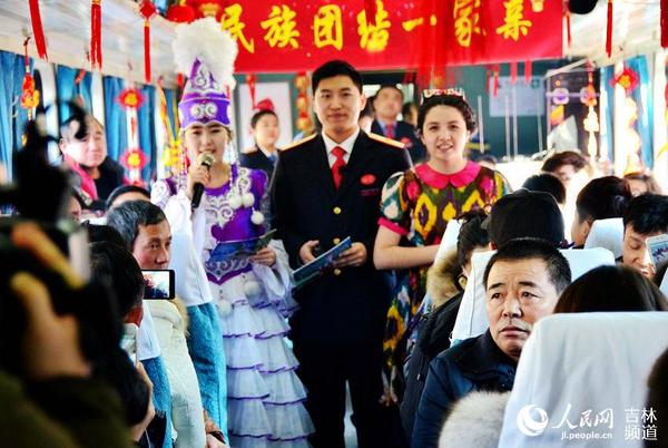 2月6日上午，长春客运段T302次列车春节联欢拉开帷幕。王帝元 摄