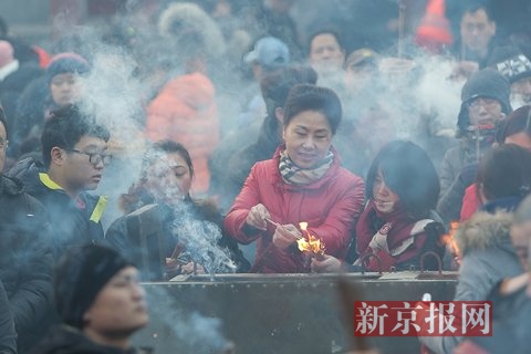 大年初一雍和宫烧香的香客。