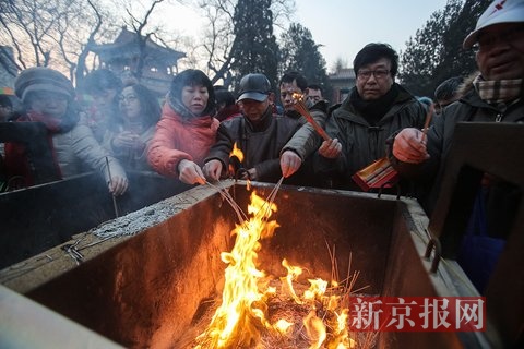 大年初一雍和宫烧香的香客。