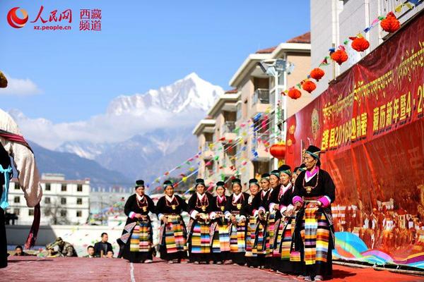 民间艺术团为灾区表演 王梦鹤摄