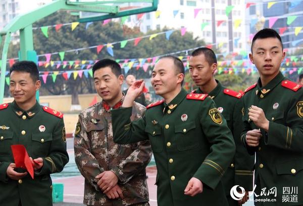 大年初一，武警四川省总队凉山州支队官兵在开展投掷飞镖活动。（李结义摄）