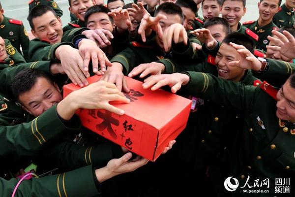 大年初一,武警四川省总队凉山州支队官兵在进行抢红包活动。(李结义摄)