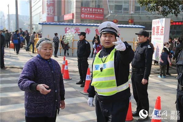 鹦鹉大道翠微路口实行了交通管制，一位交警正在给太婆指路