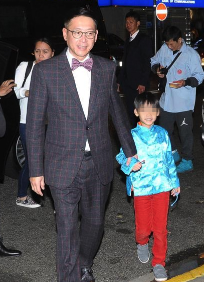 许晋亨携5岁爱子吃团圆饭 不见太太李嘉欣|许晋亨|爸爸_凤凰娱乐