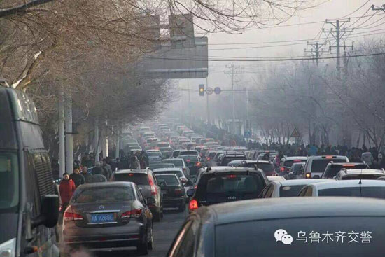 大年初一上午十二时许，乌鲁木齐东山公墓周边迎来了祭祀、祈福的车流高峰。图片出处：“乌鲁木齐交警官方微信”