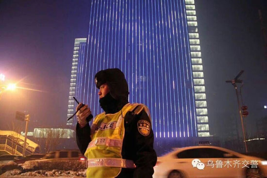 乌鲁木齐交警春节期间上岗执勤。图片出处：“乌鲁木齐交警官方微信”