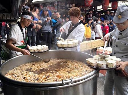 溪头妖怪村千人大吃“溪头平安鸡”。来源：台湾中时电子报