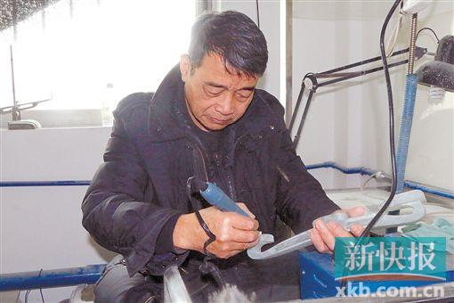 ■高兆华在雕刻玉如意。