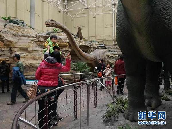 　　眼前形态各异的恐龙让孩子们看入了神。新华网 姜俊吉 摄