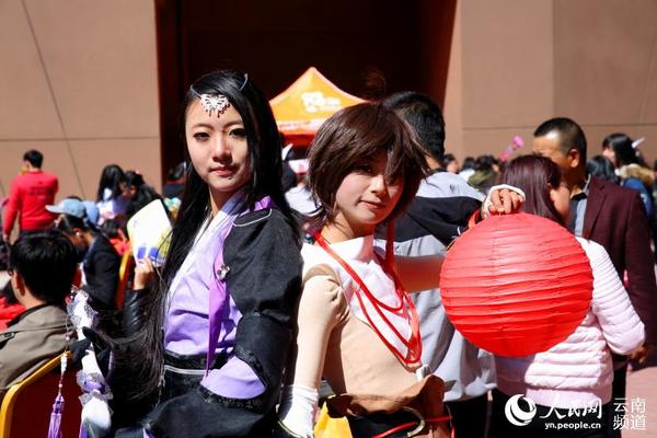 两名日本动漫角色扮演者合影 人民网 薛丹 摄