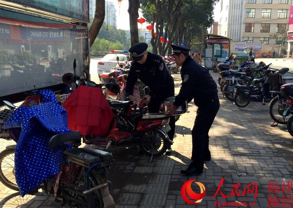 巡逻民警大年初一在盗窃警情高发区域巡查