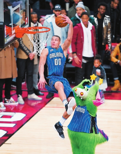 13日，魔术队球员阿隆　·戈登在NBA全明星周末扣篮大赛中获得亚军。