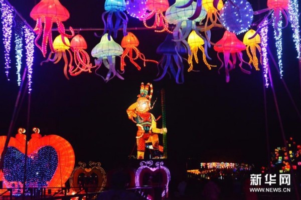 这是2月15日在上海世博公园2016魔灯嘉年华上拍摄的高达20米的“至尊灵猴”花灯。