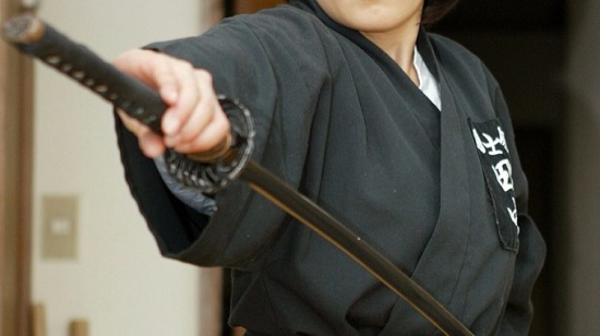 日本演员在排练中被武士刀捅伤肚子 伤重死亡