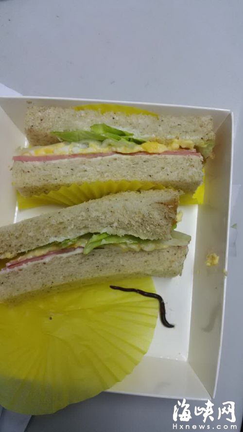 85℃ 三明治吃出活蚯蚓  商家回应:或因疏忽|女