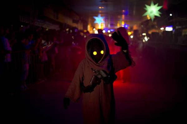 2月14日,一人扮作《星球大战》里的人物,出现在第四届国际外星人节上。(图片来源:美国媒体)