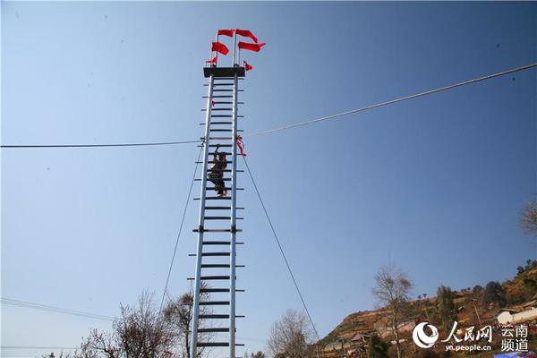 傈僳族民俗“上刀山” 张义红 摄
