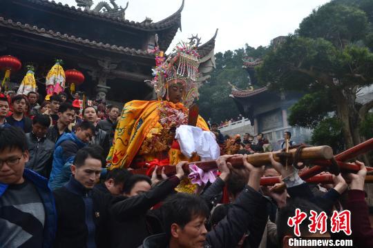 图为妈祖金身起驾巡安布福。　林群华　摄