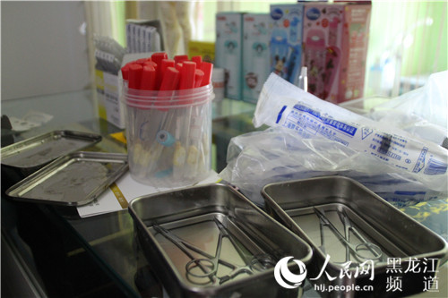 执法人员现场查扣涉嫌医疗美容所用物品。方圆 摄