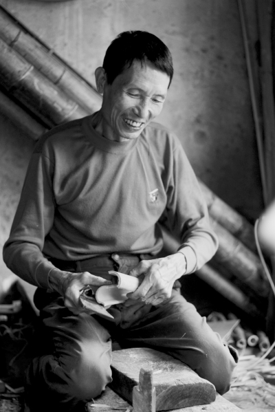 竹椅制作十几道工序全靠手工。