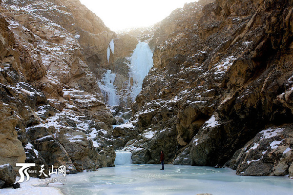 博湖县库鲁克塔格山冰挂奇景。
